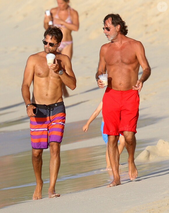 David Charvet se promenant avec un ami sur une plage des Caraïbes, le 9 août 2016