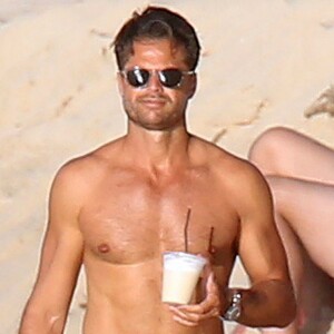 David Charvet se promenant avec un ami sur une plage des Caraïbes, le 9 août 2016