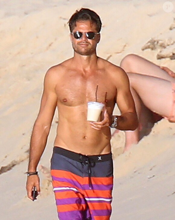 David Charvet se promenant avec un ami sur une plage des Caraïbes, le 9 août 2016