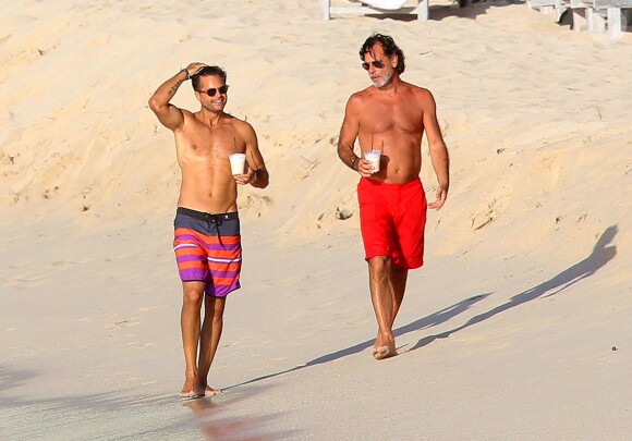 David Charvet se promenant avec un ami sur une plage des Caraïbes, le 9 août 2016