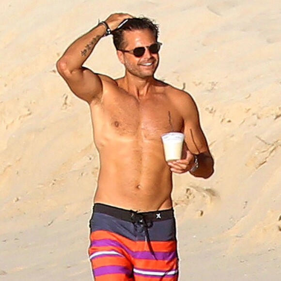 David Charvet se promenant avec un ami sur une plage des Caraïbes, le 9 août 2016