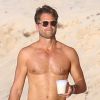 David Charvet se promenant avec un ami sur une plage des Caraïbes, le 9 août 2016