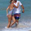 David Charvet rencontre Heidi Klum en se promenant avec un ami sur une plage des Caraïbes, le 17 août 2016