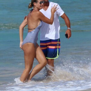 David Charvet rencontre Heidi Klum en se promenant avec un ami sur une plage des Caraïbes, le 17 août 2016