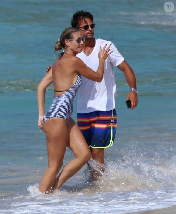 David Charvet rencontre Heidi Klum en se promenant avec un ami sur une plage des Caraïbes, le 17 août 2016
