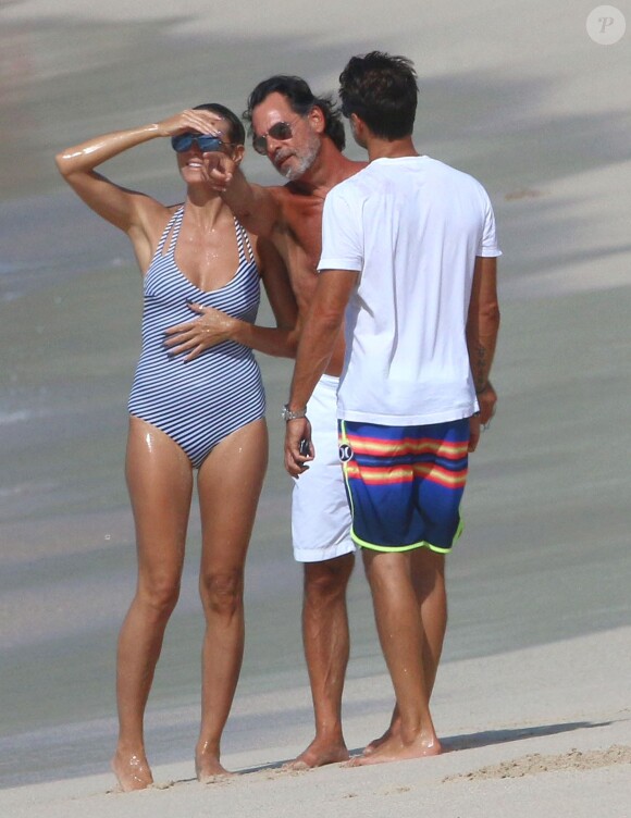 David Charvet rencontre Heidi Klum en se promenant avec un ami sur une plage des Caraïbes, le 17 août 2016