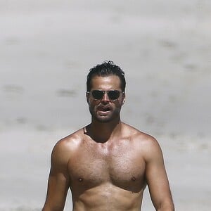 David Charvet marche sur une plage de Miami avec un ami à Miami le 2 Juillet 2016.