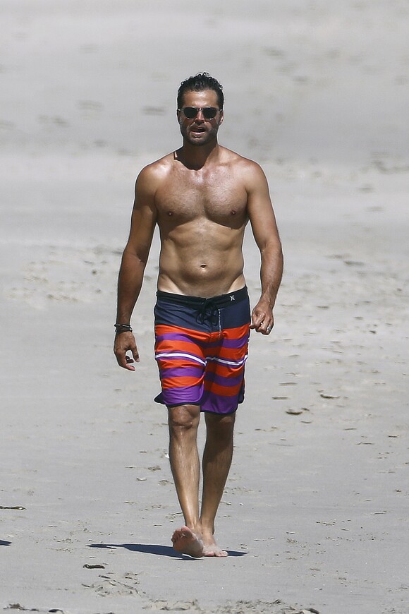 David Charvet marche sur une plage de Miami avec un ami à Miami le 2 Juillet 2016.