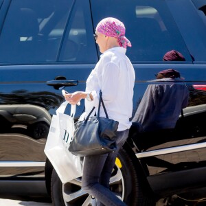 Exclusif - Prix Spécial - No Web No Blog - Shannen Doherty et sa mère Rosa sont allées faire du shopping à Malibu, le 26 juillet 2016. Elle porte un bandana sur la tête. L'actrice de la série "The Beverly Hills 90210" se bat depuis mars 2015 contre un cancer du sein. Comme elle va bientôt subir une chimiothérapie, elle a décidé de s'y préparer en se rasant les cheveux. Il y a quelques jours, Elle a voulu immortaliser cet instant et le partager avec ses fans en publiant une photo sur Instagram. "Merci aux trois personnes qui m'ont aidée à traverser cette journée incroyablement difficile et qui continuent à être présents à chaque minute pour me soutenir et m'aimer", a-t-elle écrit en commentaire du cliché. Un message qui a beaucoup ému.26/07/2016 - Malibu