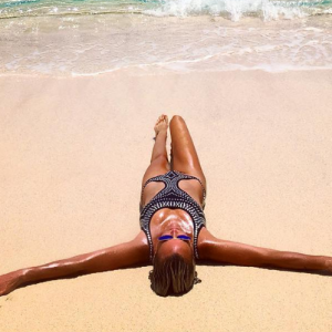 Laeticia Hallyday, divine, pose sur le sable de la plage de Gouverneur à Saint-Barthélemy, le 29 août 2016.