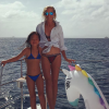 Laeticia Hallyday et sa fille Joy sur un bateau à Saint-Barthélemy, le 27 août 2016.