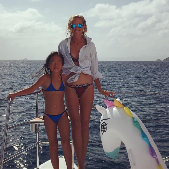 Laeticia Hallyday et sa fille Joy sur un bateau à Saint-Barthélemy, le 27 août 2016.