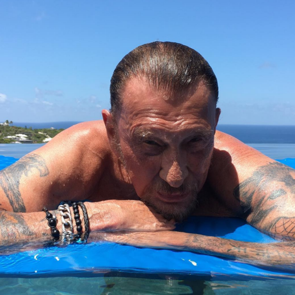 "Bonheur des derniers jours de vacances avant la rentrée." Johnny Hallyday à Saint-Barthélemy, fin août 2016.