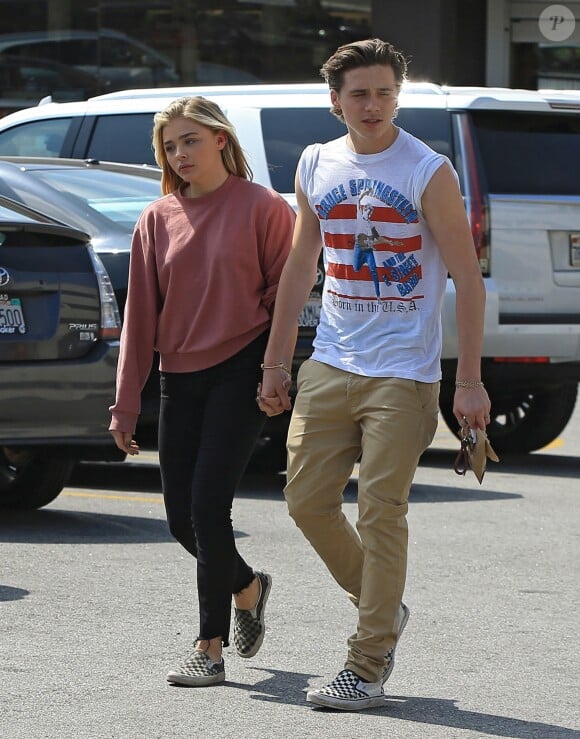 Exclusif - Brooklyn Beckham et sa petite amie Chloë Grace Moretz se promène main dans la main à la sortie d'une pharmacie à Beverly Hills.