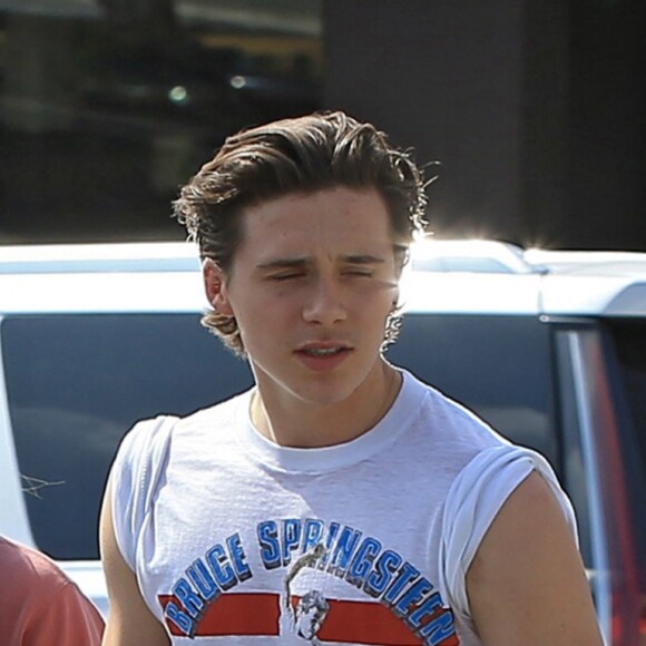 Exclusif - Brooklyn Beckham et sa petite amie Chloë Grace Moretz se promène main dans la main à la sortie d'une pharmacie à Beverly Hills.