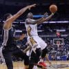Jrue Holiday des New Orleans Pelicans au panier lors d'un match contre les San Antonio Spurs le 3 mars 2016.