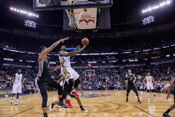Jrue Holiday des New Orleans Pelicans au panier lors d'un match contre les San Antonio Spurs le 3 mars 2016.