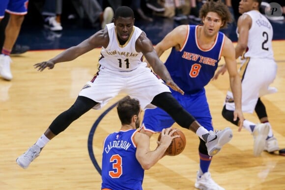 Jrue Holiday des New Orleans Pelicans en pleine défense acrobatique lors d'un match contre les New York Knicks en mars 2016