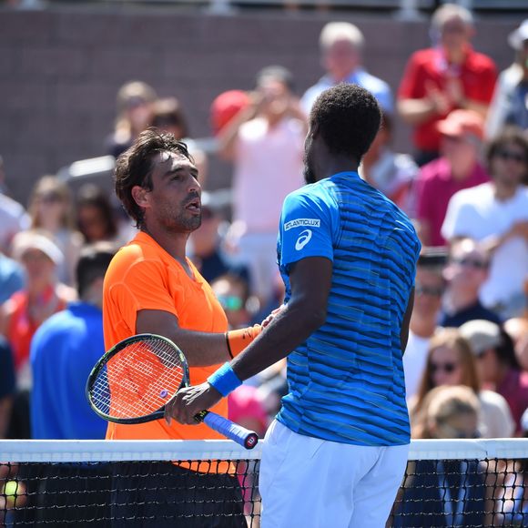 Marcos Baghdatis félicite Gaël Monfils après la victoire du Français en huitième de finale de l'US Open le 4 septembre 2016 à New York.