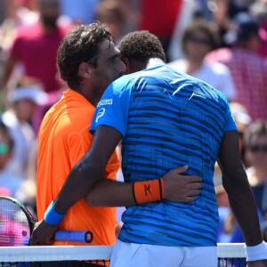Marcos Baghdatis félicite Gaël Monfils après la victoire du Français en huitième de finale de l'US Open le 4 septembre 2016 à New York.