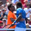 Marcos Baghdatis félicite Gaël Monfils après la victoire du Français en huitième de finale de l'US Open le 4 septembre 2016 à New York.