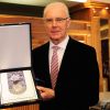 Franz Beckenbauer recevant le 27 février 2013 un prix de l'UEFA, à Munich.