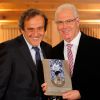 Franz Beckenbauer, avec Michel Platini à ses côtés, recevant le 27 février 2013 un prix de l'UEFA, à Munich.