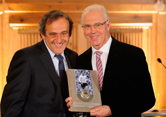 Franz Beckenbauer, avec Michel Platini à ses côtés, recevant le 27 février 2013 un prix de l'UEFA, à Munich.