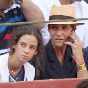 L'infante Elena d'Espagne, le bras dans le plâtre suite à une chute de cheval, a assisté avec sa fille Victoria le 4 septembre 2016 aux arènes de Valladolid à une corrida dédiée à la mémoire du matador Victor Barrio, mort dans l'arène à Teruel le 9 juillet.
