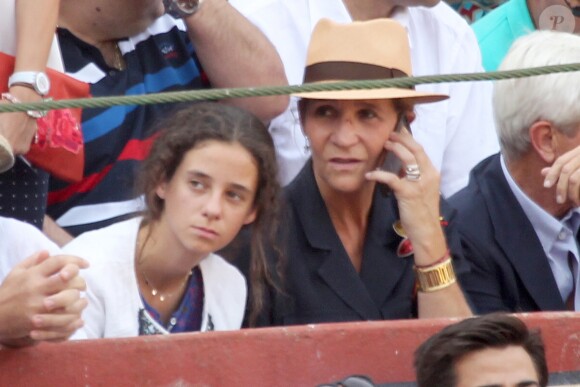 L'infante Elena d'Espagne, le bras dans le plâtre suite à une chute de cheval, a assisté avec sa fille Victoria le 4 septembre 2016 aux arènes de Valladolid à une corrida dédiée à la mémoire du matador Victor Barrio, mort dans l'arène à Teruel le 9 juillet.