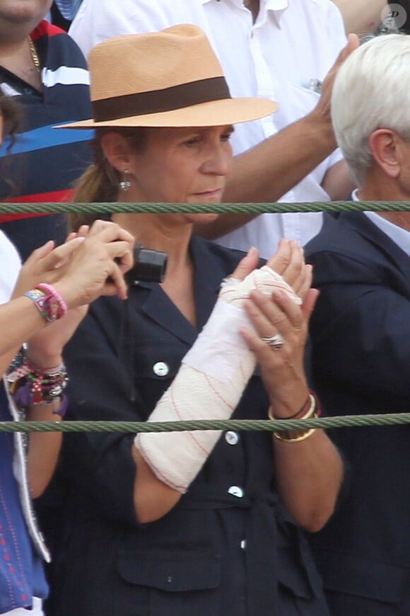 L'infante Elena d'Espagne, le bras dans le plâtre suite à une chute de cheval, a assisté avec sa fille Victoria le 4 septembre 2016 aux arènes de Valladolid à une corrida dédiée à la mémoire du matador Victor Barrio, mort dans l'arène à Teruel le 9 juillet.