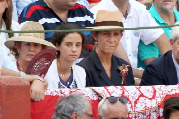 L'infante Elena d'Espagne, le bras dans le plâtre suite à une chute de cheval, a assisté avec sa fille Victoria le 4 septembre 2016 aux arènes de Valladolid à une corrida dédiée à la mémoire du matador Victor Barrio, mort dans l'arène à Teruel le 9 juillet.