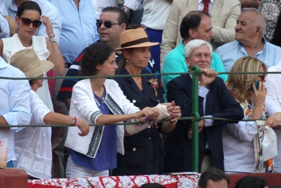 L'infante Elena d'Espagne, le bras dans le plâtre suite à une chute de cheval, a assisté avec sa fille Victoria le 4 septembre 2016 aux arènes de Valladolid à une corrida dédiée à la mémoire du matador Victor Barrio, mort dans l'arène à Teruel le 9 juillet.