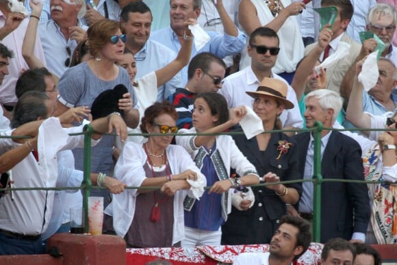 L'infante Elena d'Espagne, le bras dans le plâtre suite à une chute de cheval, a assisté avec sa fille Victoria le 4 septembre 2016 aux arènes de Valladolid à une corrida dédiée à la mémoire du matador Victor Barrio, mort dans l'arène à Teruel le 9 juillet.
