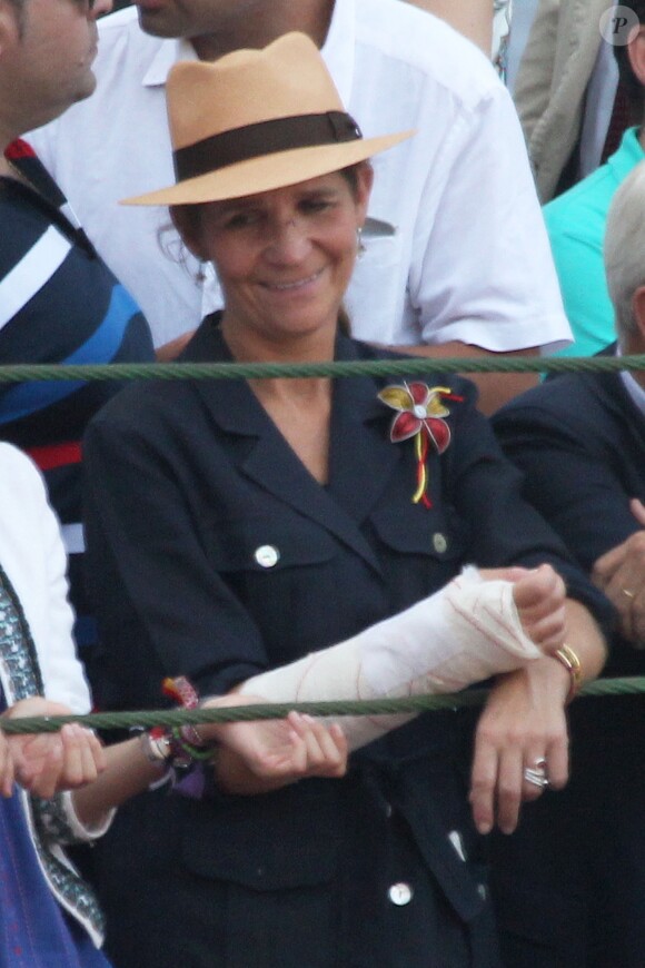 L'infante Elena d'Espagne, le bras dans le plâtre suite à une chute de cheval, a assisté avec sa fille Victoria le 4 septembre 2016 aux arènes de Valladolid à une corrida dédiée à la mémoire du matador Victor Barrio, mort dans l'arène à Teruel le 9 juillet.