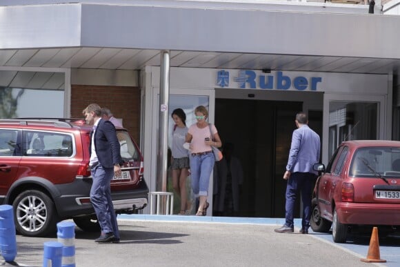 L'infante Elena d'Espagne quitte la clinique Ruber à Madrid le 2 septembre 2016 avec le bras dans le plâtre au lendemain d'une chute de cheval survenue au palais de la Zarzuela.