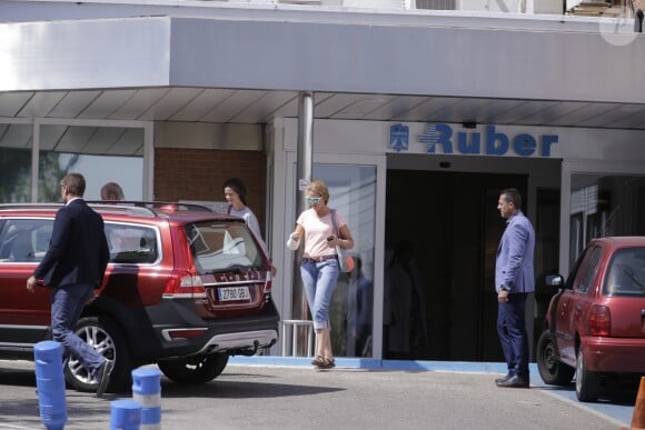 L'infante Elena d'Espagne quitte la clinique Ruber à Madrid le 2 septembre 2016 avec le bras dans le plâtre au lendemain d'une chute de cheval survenue au palais de la Zarzuela.
