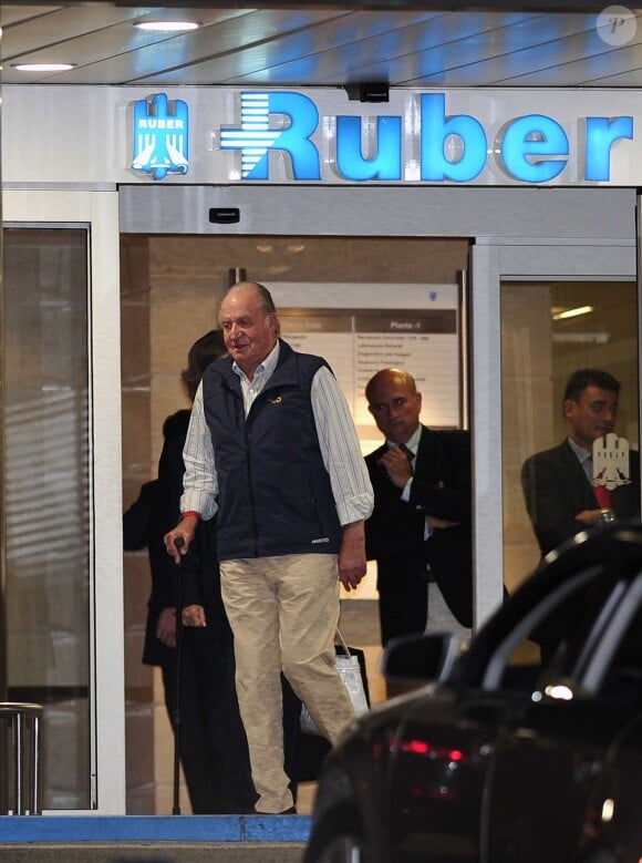Le roi Juan Carlos Ier et la reine Sofia d'Espagne ont rendu visite à leur fille l'infante Elena à la clinique Ruber à Madrid dans la soirée du 1er septembre 2016, quelques heures après sa chute de cheval survenue au palais de la Zarzuela.