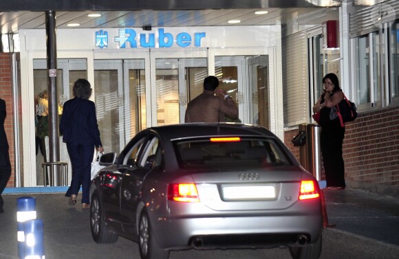 Le roi Juan Carlos Ier et la reine Sofia d'Espagne ont rendu visite à leur fille l'infante Elena à la clinique Ruber à Madrid dans la soirée du 1er septembre 2016, quelques heures après sa chute de cheval survenue au palais de la Zarzuela.