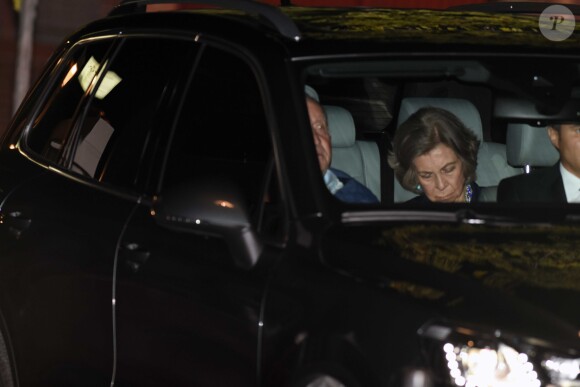 Le roi Juan Carlos Ier et la reine Sofia d'Espagne ont rendu visite à leur fille l'infante Elena à la clinique Ruber à Madrid dans la soirée du 1er septembre 2016, quelques heures après sa chute de cheval survenue au palais de la Zarzuela.