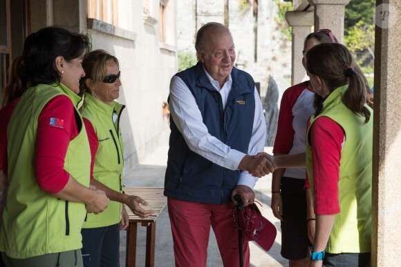 Le roi Juan Carlos d'Espagne sur un bateau à voile avec des amis à Baiona, le 4 septembre 2016.