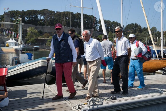 Le roi Juan Carlos d'Espagne sur un bateau à voile avec des amis à Baiona, le 4 septembre 2016.