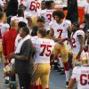 Les San Francisco 49ers, ici avant le match de présaison contre les San Diego Chargers le 1er septembre 2016, ont viré leur receveur Bruce Miller après que celui-ci a agressé deux hommes, dont un septuagénaire.
