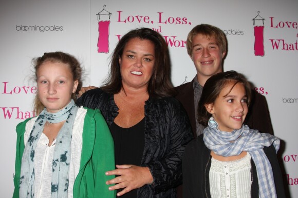 Rosie O'Donnell et son fils Parker, 14 ans, sa fille Chelsea,  12 ans et leur amie Sophie à la soirée de lancement 'Love, Loss and What I Wore' à New York, le 16 décembre 2015