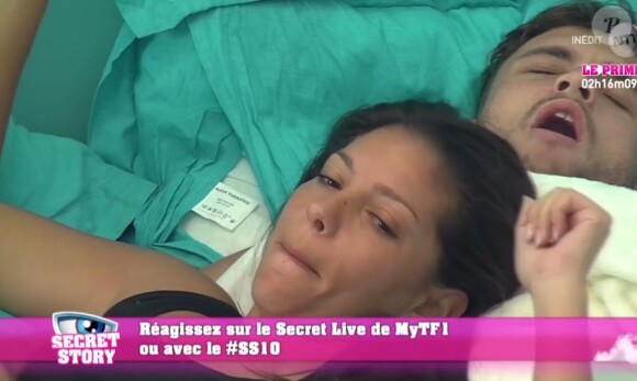 Sophia et Bastien au lit - "Secret Story 10", sur NT1. Le 7 septembre 2016.