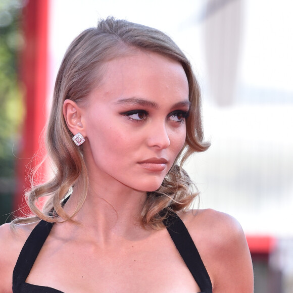 Lily Rose Depp (robe Chanel, talons orné d'un serpent Chanel) à la première de "Planetarium" lors du 73ème Festival du Film de Venise, le 8 septembre 2016.