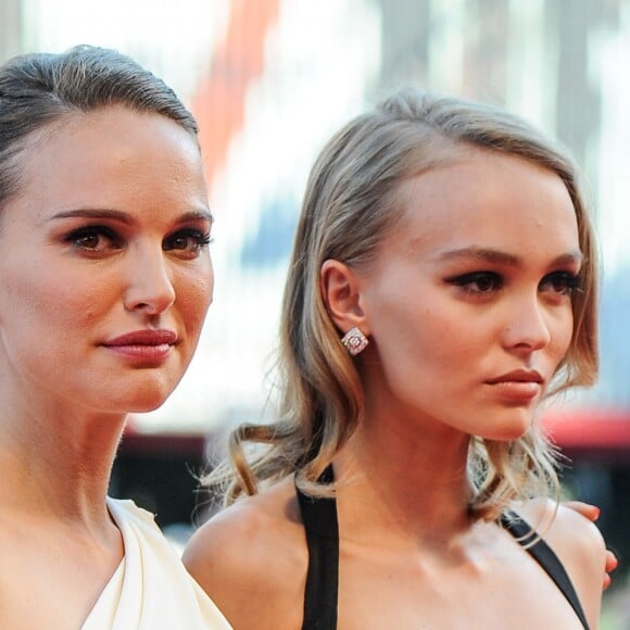 Natalie Portman, enceinte, et Lily Rose Depp à la première de "Planetarium" lors du 73ème Festival du Film de Venise, le 8 septembre 2016.