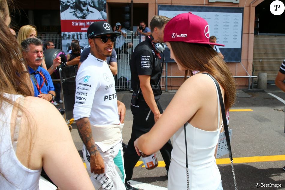 Barbara Palvin et Lewis Hamilton lors du Grand Prix de Formule 1 de