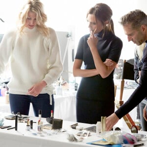 Victoria Beckham travaillant sur sa collection make-up aux côtés des équipes d'Estée Lauder
