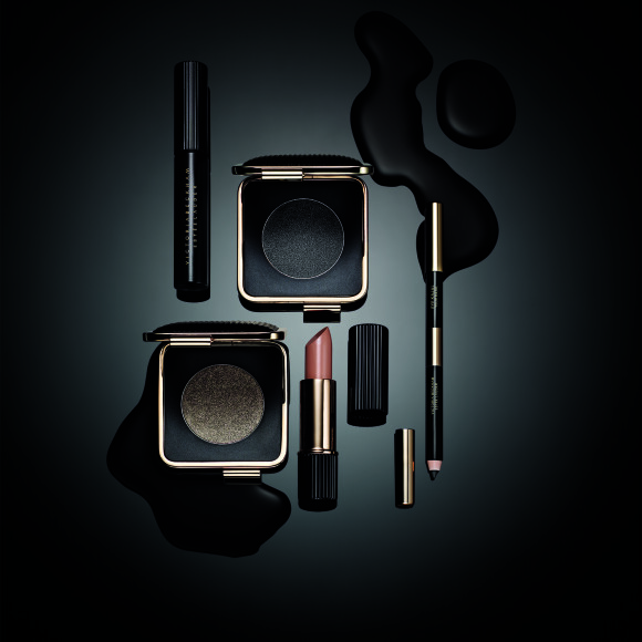 Victoria Beckham X Estée Lauder, le look London